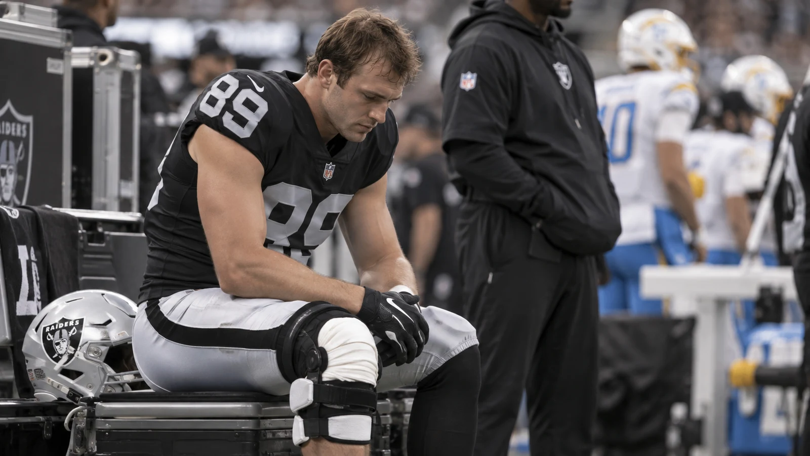 Las Vegas Raiders tight end on the sideline with a knee injury before the Chargers game