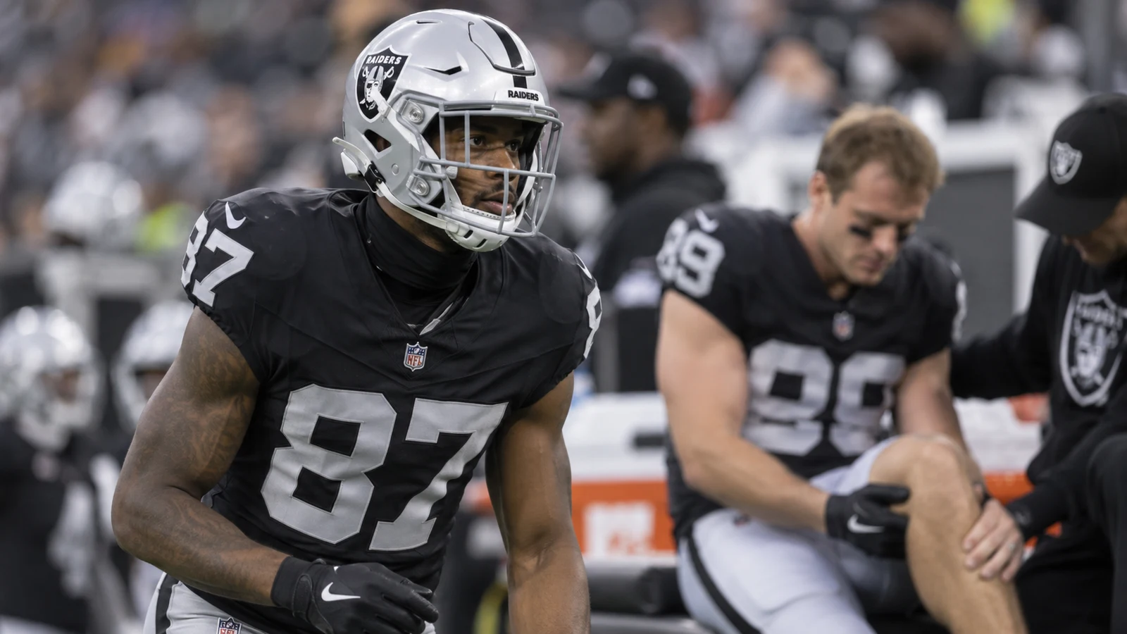 Las Vegas Raiders tight ends on the sideline during a Week 2 roster update