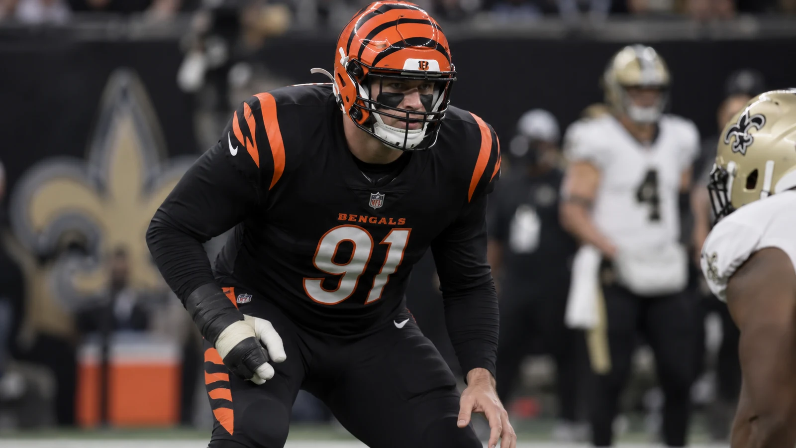 Cincinnati Bengals pass rusher wearing a protective hand cast against the New Orleans Saints